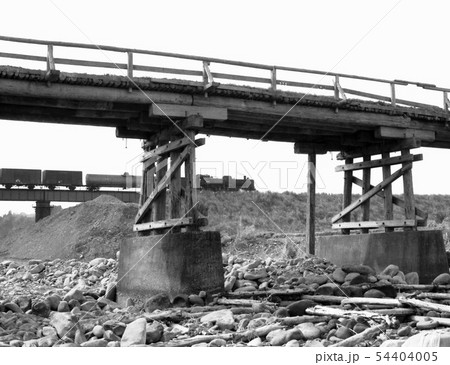 SL風景　遠景写真　モノクロ 54404005