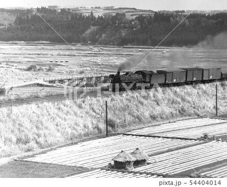 SL風景　遠景写真　モノクロ 54404014