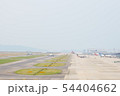 滑走路を行き交う飛行機 54404662