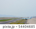 滑走路に向かう飛行機 54404685