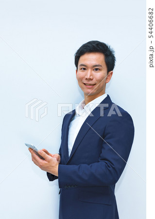 [ビジネスイメージ] キャッシュレス決済で男性会社員がスマートフォンを操作しているシーン 54406682