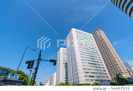 日本の東京都市景観　飛行機雲や「青山一丁目」などを望む 54407555