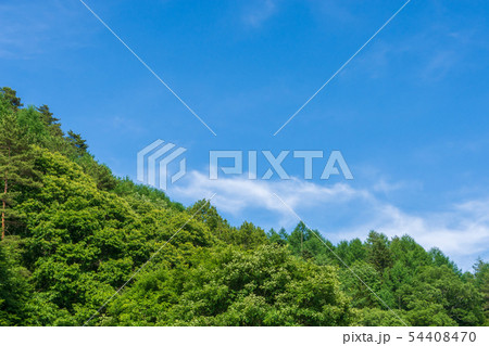 緑の山と空 54408470