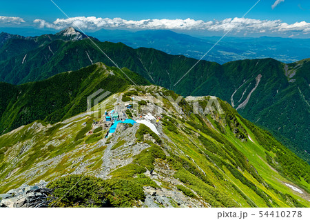 北岳の登りから見る肩の小屋と甲斐駒ヶ岳 北岳の登りから見る肩の小屋と甲斐駒ヶ岳 54410278