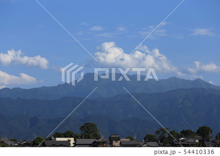 見上げる石鎚山(東予運動公園近くから) 見上げる石鎚山(東予運動公園近くから) 54410336