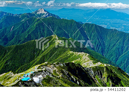 北岳の登りから見る肩の小屋と甲斐駒ヶ岳・八ヶ岳 北岳の登りから見る肩の小屋と甲斐駒ヶ岳・八ヶ岳 54411202