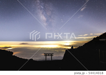 《静岡県 富士山》 富士山 富士宮口山頂からの雲海と鳥居と天の川 《静岡県 富士山》 富士山 富士宮口山頂からの雲海と鳥居と天の川 54414018