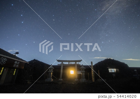 《静岡県 富士山》 富士山本宮浅間大社 奥宮と星空 54414020