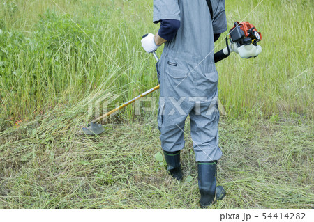 草刈り、除草イメージ 草刈り機をする男性顔なし後ろ姿 草刈り、除草イメージ 草刈り機をする男性顔なし後ろ姿 54414282