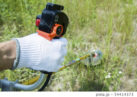 草刈り、除草イメージ　草刈りをする男性手元 54414373