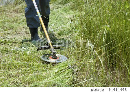 草刈り、除草イメージ　草刈り機を持つ男性 54414448