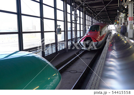 盛岡駅にて連結併合する東北新幹線e5系はやぶさ E6系こまち 切り離し 連結作業の写真素材