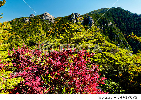奥秩父・鷹見岩の紅葉と金峰山 54417079