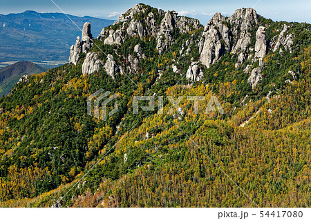 奥秩父・大日岩から見る紅葉の瑞牆山 54417080