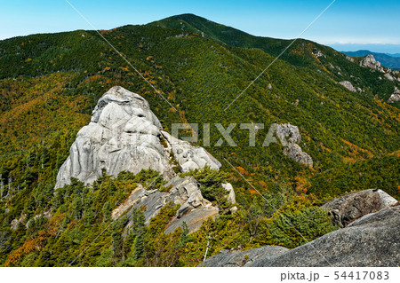 秋色の奥秩父・大日岩から見る小川山 54417083
