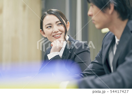 ミーティング 真剣 ビジネスシーン ミーティング 真剣 ビジネスシーン 54417427