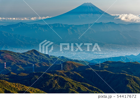 金峰山から見る富士山と甲府盆地の町並み 金峰山から見る富士山と甲府盆地の町並み 54417672