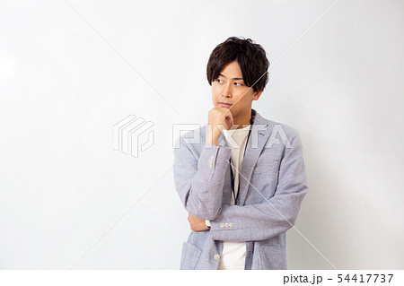 ビジネスマン　アイデア　考える　イメージ 54417737