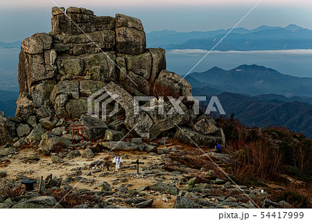 朝の金峰山山頂の五丈岩と南アルプスの眺め 54417999