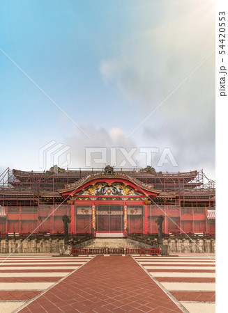 沖縄の首里城公園の入口に立つ二つの琉球の龍の彫刻と朱塗りの紅色の破風式の門 沖縄の首里城公園の入口に立つ二つの琉球の龍の彫刻と朱塗りの紅色の破風式の門 54420553