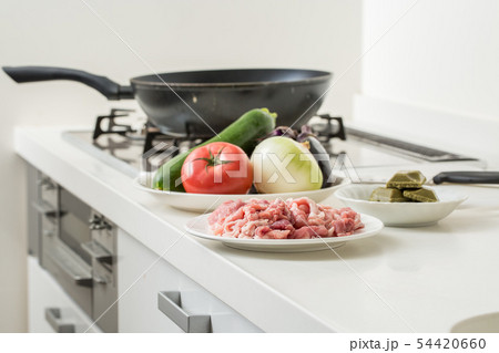 キッチンに夏野菜とお肉とカレールーにフライパンで家庭料理 キッチンに夏野菜とお肉とカレールーにフライパンで家庭料理 54420660