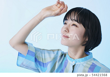 青いワンピースを着た女性 青いワンピースを着た女性 54421568
