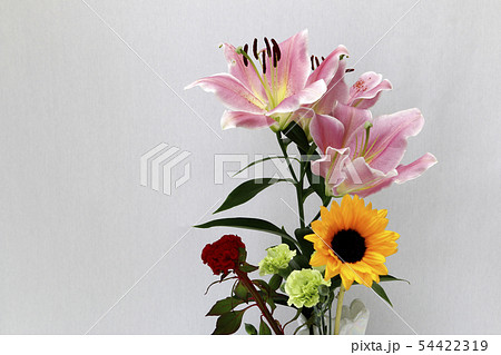 百合の花とミニヒマワリと赤いケイトウの花　夏の花 54422319