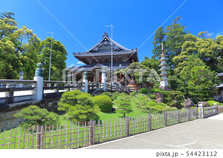 【愛知県】晴天下の豊川稲荷 本殿 【愛知県】晴天下の豊川稲荷 本殿 54423112