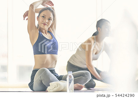 ストレッチ　ジム　女性 54424290