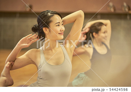 ヨガ　女性 54424598