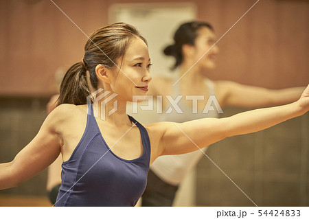 ヨガ　女性 54424833