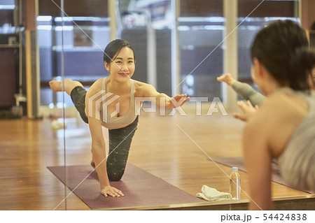 ヨガ　女性 54424838