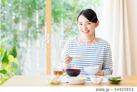 若い女性 食事 の写真素材