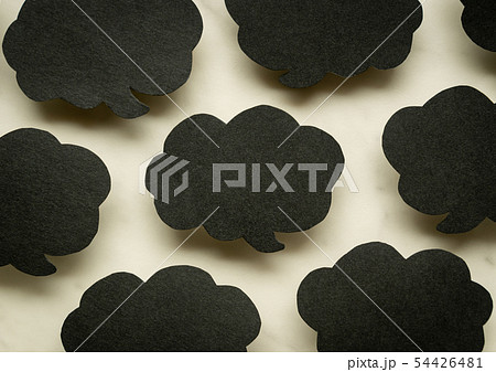 黒色の吹き出し　悪口　噂　クチコミ　誹謗中傷　差別 54426481