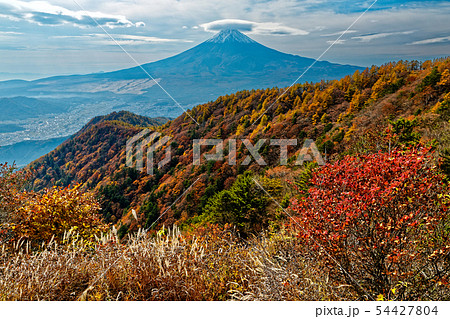 三ツ峠の紅葉と笠雲を被った富士山 54427804