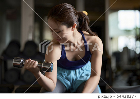 スポーツジム　女性　ダンベル　筋トレ 54428277