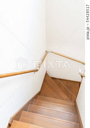 手すりが付いている自宅の階段 手すりが付いている自宅の階段 54428517