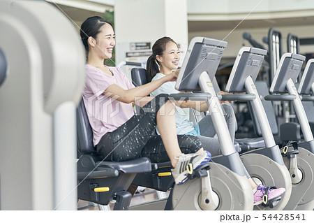 スポーツジム　女性 54428541