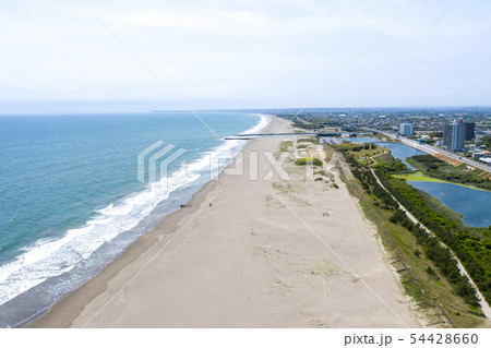 千葉県の九十九里浜と九十九里有料道路を俯瞰撮影（ウミガメの丘付近） 54428660