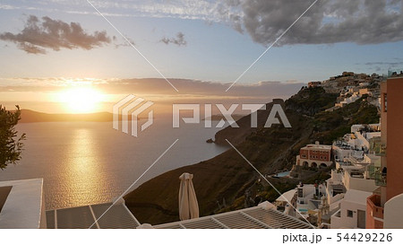 ギリシャ・サントリーニ島ティラの日の入り 54429226