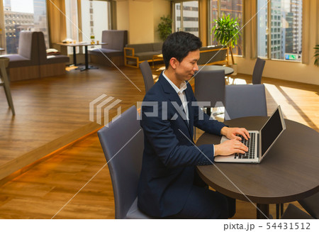 [ビジネスイメージ] 人気のないフリーアドレスのオフィスでデスクワークが捗るシステムエンジニア 54431512
