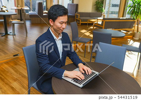 [ビジネスイメージ] 人気のないフリーアドレスのオフィスでデスクワークが捗るシステムエンジニア 54431519