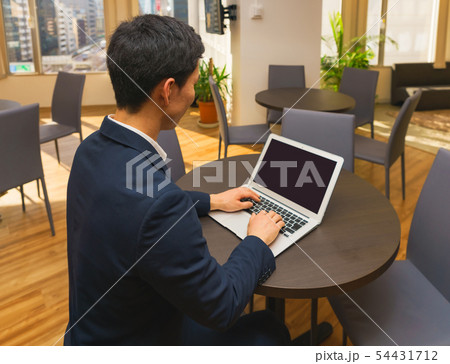 [ビジネスイメージ] 人気のないフリーアドレスのオフィスでデスクワークが捗るシステムエンジニア 54431712