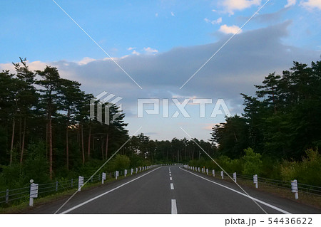 心が広がる青空と一直線の道路 54436622