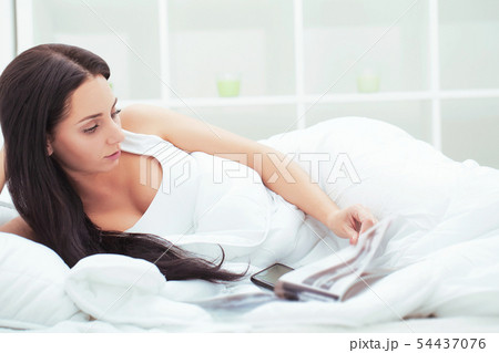 Beautiful woman lying and sleep on the snowy bed Beautiful woman lying and sleep on the snowy bed 54437076