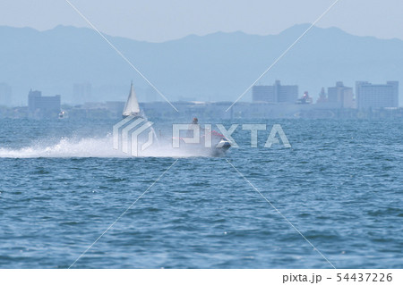 湖上のジェットスキー 54437226