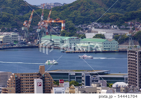 長崎湾を行き交う船 54441704