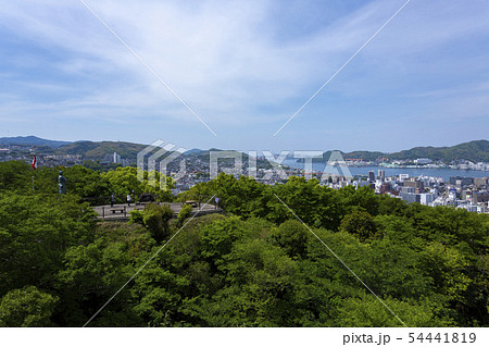 風頭公園の坂本龍馬像と長崎市街地 54441819