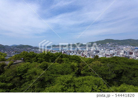 風頭公園の坂本龍馬像と長崎市街地 54441820