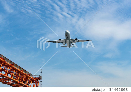 着陸する飛行機 着陸する飛行機 54442868